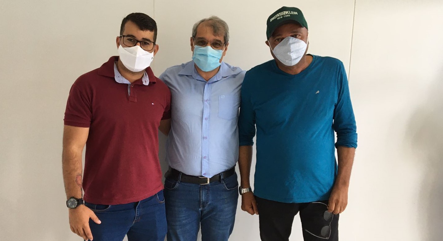 OS VEREADORES RENATO DUPONI E VALMIR SANTIAGO PARTICIPARAM DE REUNIÃO COM SUPERINTENDENTE REGIONAL DE SAÚDE.